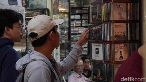 Deretan rilisan fisik musik berjejer rapi di salah satu sudut Blok M Square, Jakarta Selatan. Area  ini seolah menjadi 'surga' bagi para pencinta musik.