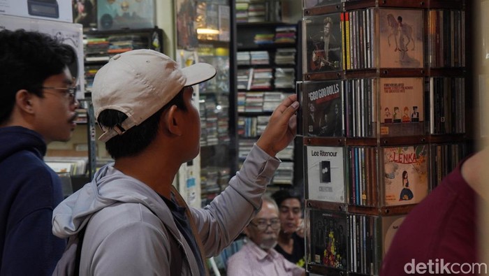 Deretan rilisan fisik musik berjejer rapi di salah satu sudut Blok M Square, Jakarta Selatan. Area  ini seolah menjadi 'surga' bagi para pencinta musik.