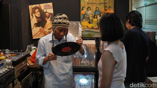 Deretan rilisan fisik musik berjejer rapi di salah satu sudut Blok M Square, Jakarta Selatan. Area  ini seolah menjadi 'surga' bagi para pencinta musik.