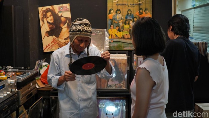 Deretan rilisan fisik musik berjejer rapi di salah satu sudut Blok M Square, Jakarta Selatan. Area  ini seolah menjadi 'surga' bagi para pencinta musik.