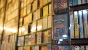 Kaset pita nyatanya tidak benar-benar ditinggalkan. Eksistensinya yang sempat tergerus musik digital, belakangan kembali menemukan pencintanya.