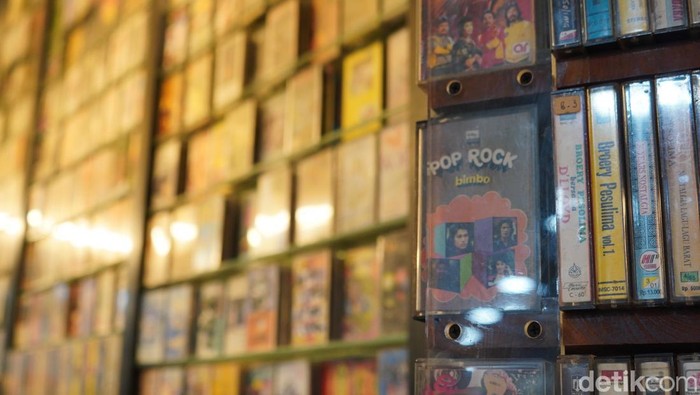Deretan rilisan fisik musik berjejer rapi di salah satu sudut Blok M Square, Jakarta Selatan. Area  ini seolah menjadi 'surga' bagi para pencinta musik.