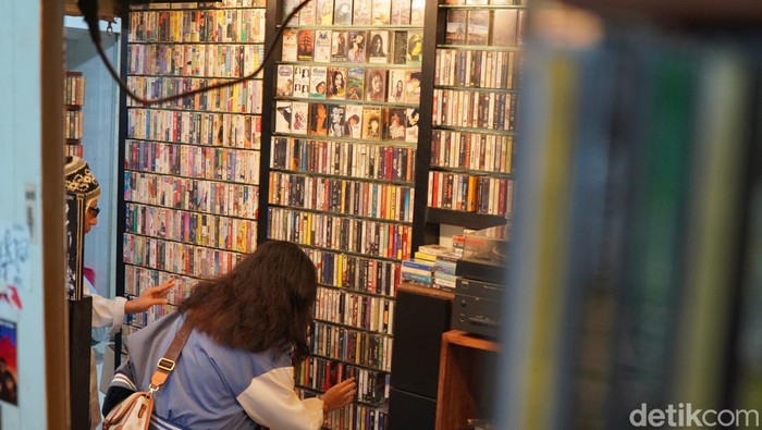 Deretan rilisan fisik musik berjejer rapi di salah satu sudut Blok M Square, Jakarta Selatan. Area  ini seolah menjadi 'surga' bagi para pencinta musik.