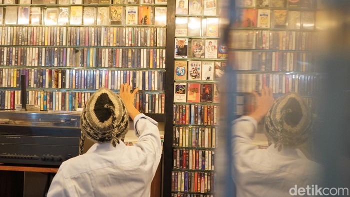 Deretan rilisan fisik musik berjejer rapi di salah satu sudut Blok M Square, Jakarta Selatan. Area  ini seolah menjadi 'surga' bagi para pencinta musik.