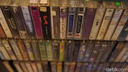 Bangkitkan Nostalgia, Berburu Kaset Pita di Blok M