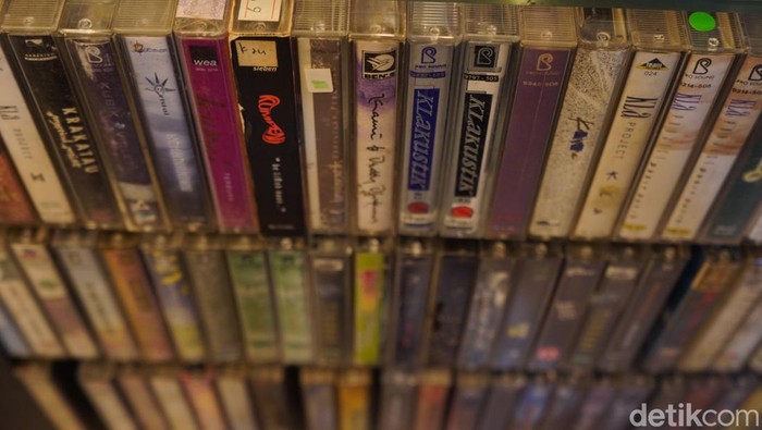 Deretan rilisan fisik musik berjejer rapi di salah satu sudut Blok M Square, Jakarta Selatan. Area  ini seolah menjadi 'surga' bagi para pencinta musik.