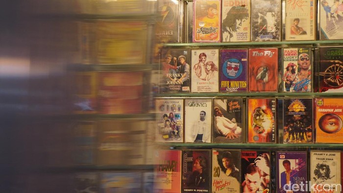 Deretan rilisan fisik musik berjejer rapi di salah satu sudut Blok M Square, Jakarta Selatan. Area  ini seolah menjadi 'surga' bagi para pencinta musik.