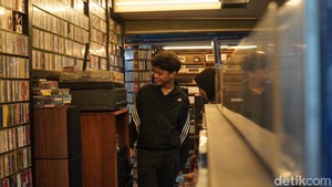 Penggemar bisa menemukan deretan kaset-kaset jadul, CD, vinyl, hingga piringan hitam karya musisi legendaris. Meski tempatnya tidak didesain mewah, justru hal tersebut membuat nuansa jadul semakin terasa.