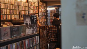 Meski tempatnya berada di lantai paling bawah (basement) dan cukup tersembunyi, area ini seolah menjadi surga bagi para pencinta musik dan kolektor.