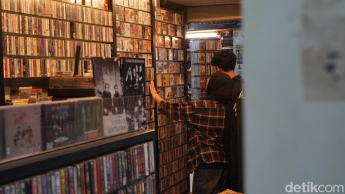 Deretan rilisan fisik musik berjejer rapi di salah satu sudut Blok M Square, Jakarta Selatan. Area  ini seolah menjadi 'surga' bagi para pencinta musik.