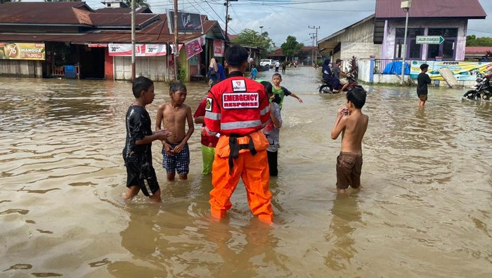 Bantuan Kemanusian Banjir di Kutai Barat Terus Mengalir Bantuan Kemanusian Banjir di Kutai Barat Terus Mengalir