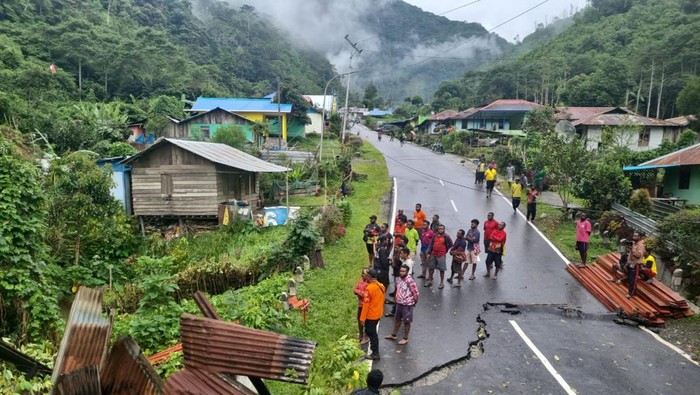Bencana longsor menerjang Kampung Mitiede, Distrik Minyawbouw, Kabupaten Pegunungan Arfak, Provinsi Papua Barat.