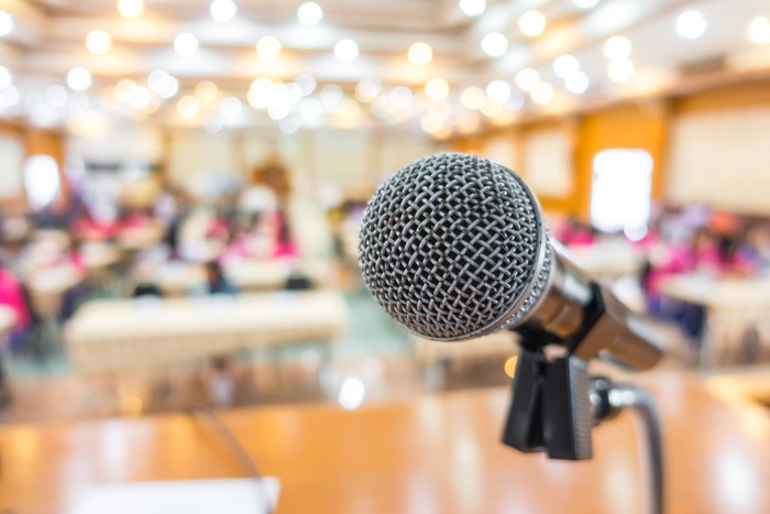 Black microphone in conference room/Ilustrasi pidato/ilustrasi mikropone. (Freepik)