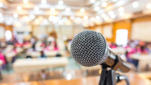 Black microphone in conference room/Ilustrasi pidato/ilustrasi mikropone. (Freepik)