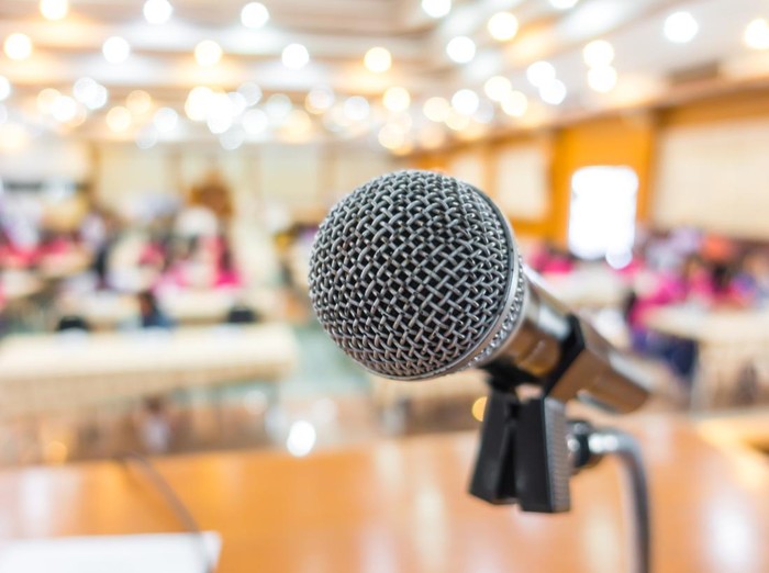 Black microphone in conference room/Ilustrasi pidato/ilustrasi mikropone. (Freepik)
