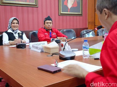 Bupati Klaten Sri Mulyani mengambil formulir pendaftaran bakal calon Wakil Gubernur Jawa Tengah (Jateng) 2024 di Kantor DPD PDIP Jateng, Kota Semarang, Senin (27/5/2024).