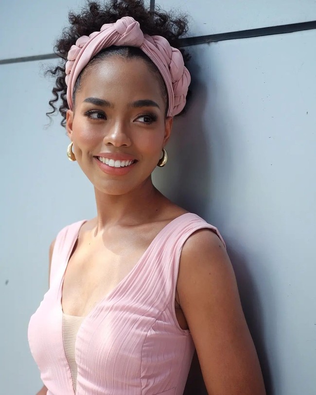 Ratu kecantikan asal Bulacan tersebut memang sudah punya banyak pengalaman dan penggemar karena sebelumnya sukses masuk 15 besar dalam ajang Miss World Philippines. Foto: Instagram @manalochelsea