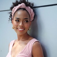 Ratu kecantikan asal Bulacan tersebut memang sudah punya banyak pengalaman dan penggemar karena sebelumnya sukses masuk 15 besar dalam ajang Miss World Philippines. Foto: Instagram @manalochelsea