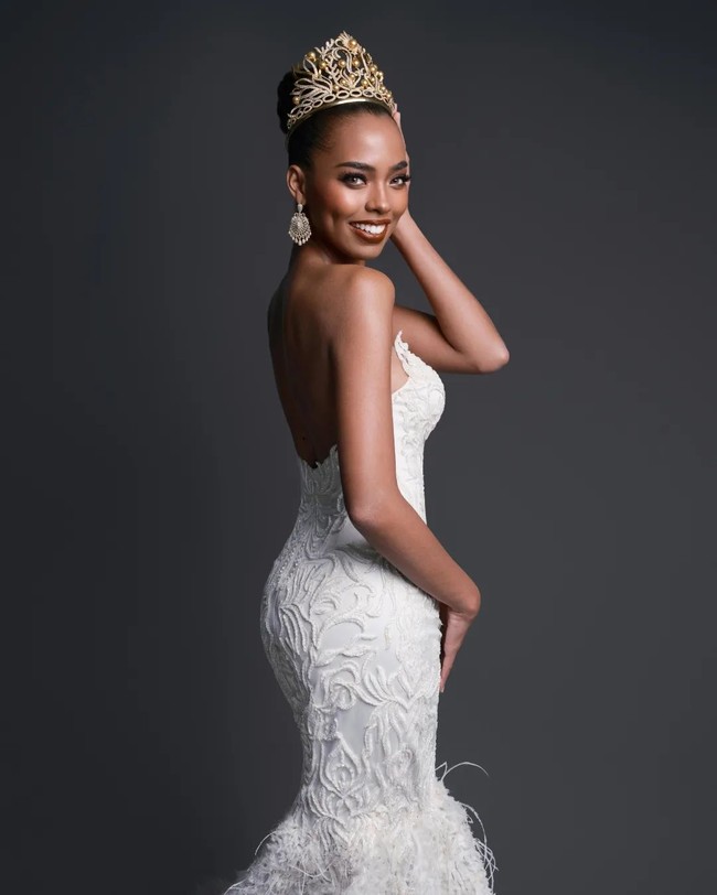 Selain cantik, Chelsea tentu terpilih sebagai Miss Universe Filipina karena kepintarannya. Dalam perjalanannya sebagai ratu kecantikan, salah satu advokasinya adalah memperjuangkan pendidikan generasi muda penduduk asli Filipina. Foto: Instagram @manalochelsea