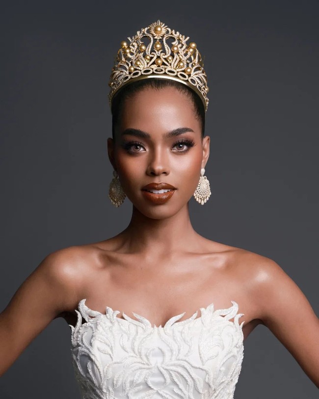 Selain berkompetisi dalam berbagai ajang kecantikan, kesibukan Chelsea lainnya adalah kuliah di jurusan Pariwisata, menari, dan bermusik. Foto: Instagram @manalochelsea