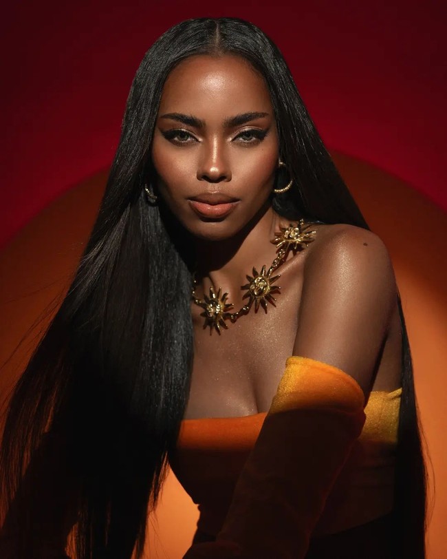 Wanita 24 tahun ini dilaporkan memiliki darah Afrika Amerika dari ayahnya sedangkan ibunya berasal dari Filipina. Orang tua Chelsea sudah bercerai pada 2000. Foto: Instagram @manalochelsea