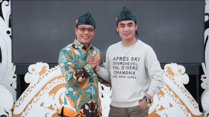 Dadang Supriatna bertemu dengan Charly van Houten di rumah dinas.