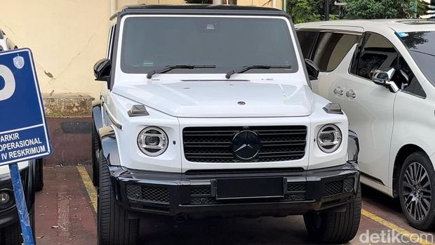 Deretan mobil mewah berpelat DPR palsu yang diamankan polisi.