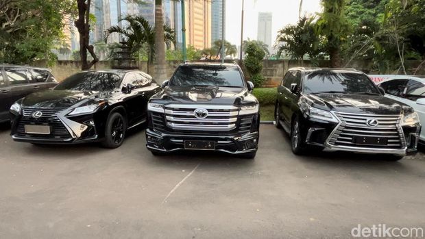 Deretan mobil mewah berpelat DPR palsu yang diamankan polisi.