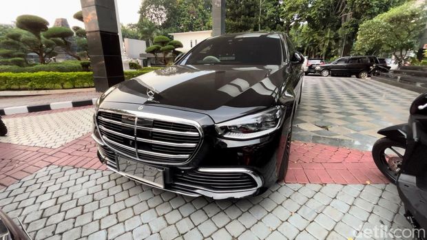 Deretan mobil mewah berpelat DPR palsu yang diamankan polisi.