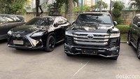 Pantauan detikcom, Senin (27/5/2024), deretan mobil mewah tersebut sudah terparkir di samping gedung Ditreskrimum Polda Metro Jaya.  