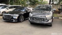 Tampak pelat khusus DPR tersebut telah dicopot.  