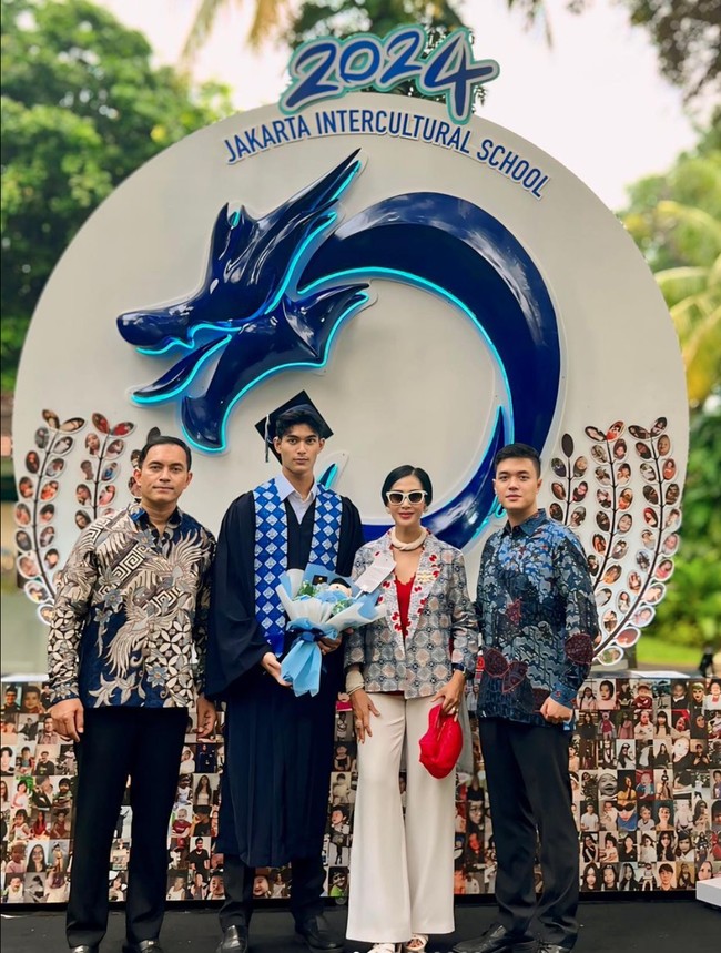 Di momen wisudanya itu telihat sang ayah, Anton Wahyu Djatmiko, dan kakak serta ibu Marco turut hadir di acara wisuda sekolahnya. Terlihat keluarga Marco kompak mengenakan pakaian batik. Foto: Instagram/@dps_diahpermatasari