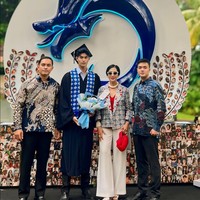 Di momen wisudanya itu telihat sang ayah, Anton Wahyu Djatmiko, dan kakak serta ibu Marco turut hadir di acara wisuda sekolahnya. Terlihat keluarga Marco kompak mengenakan pakaian batik. Foto: Instagram/@dps_diahpermatasari