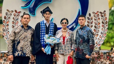 7 Potret Marco Putra Ganteng Diah Permatasari Wisuda SMA, Gagah Bertoga