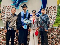 7 Potret Marco Putra Ganteng Diah Permatasari Wisuda SMA, Gagah Bertoga
