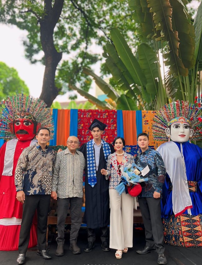 Berpose bersama keluarganya, Marco tampil gagah mengenakan toga. Putra Diah Permatasari itu memang kerap banjir pujian karena ketampanan dan tubuh atletis yang dimilikinya. Foto: Instagram/@dps_diahpermatasari