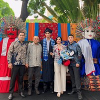 Berpose bersama keluarganya, Marco tampil gagah mengenakan toga. Putra Diah Permatasari itu memang kerap banjir pujian karena ketampanan dan tubuh atletis yang dimilikinya. Foto: Instagram/@dps_diahpermatasari