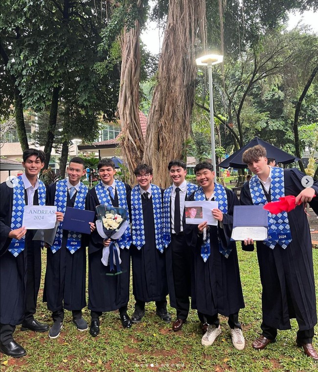 Potret Marco bersama teman-teman seangkatannya yang lulus bersama-sama. Diketahui Marco menempuh pendidikan SMA di sebuah sekolah swasta di Jakarta, JIS (Jakarta Intercultural School). Foto: Instagram/@dps_diahpermatasari