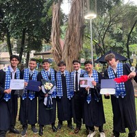 Potret Marco bersama teman-teman seangkatannya yang lulus bersama-sama. Diketahui Marco menempuh pendidikan SMA di sebuah sekolah swasta di Jakarta, JIS (Jakarta Intercultural School). Foto: Instagram/@dps_diahpermatasari