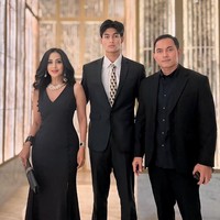 Marco bersama kedua orangtuanya juga menghadiri acara farewell yang digelar sekolahnya. Tampak ketiganya kompak mengenakan busana berwarna hitam. Marco sendiri terlihat begitu tinggi berdiri di tengah-tengah orangtuanya. Foto: Instagram/@dps_diahpermatasari