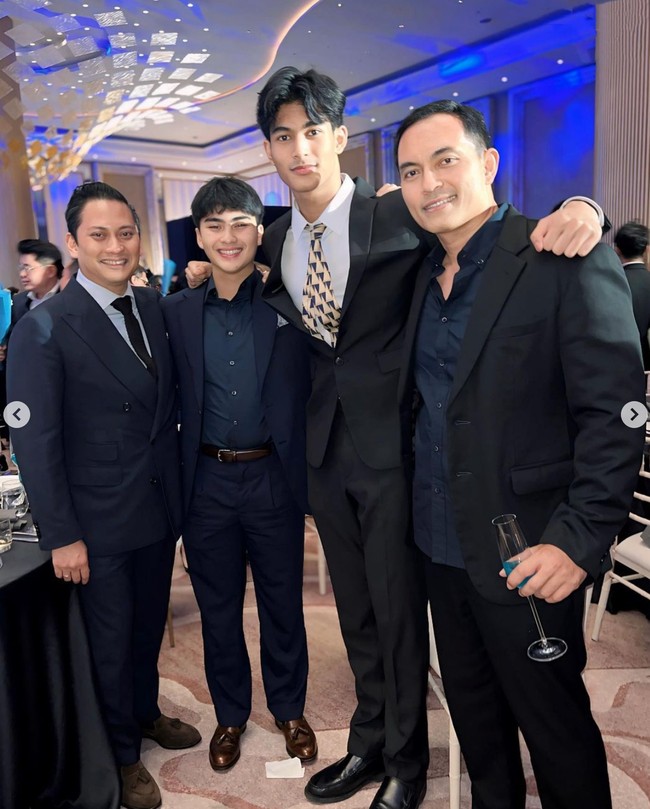 Gemar bermain basket, tak heran jika Marco memiliki tubuh tinggi dan proporsional. Ayah dan kerabatnya saja sampai kalah tinggi saat berpose bersama Marco. Foto: Instagram/@dps_diahpermatasari