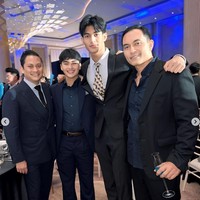 Gemar bermain basket, tak heran jika Marco memiliki tubuh tinggi dan proporsional. Ayah dan kerabatnya saja sampai kalah tinggi saat berpose bersama Marco. Foto: Instagram/@dps_diahpermatasari