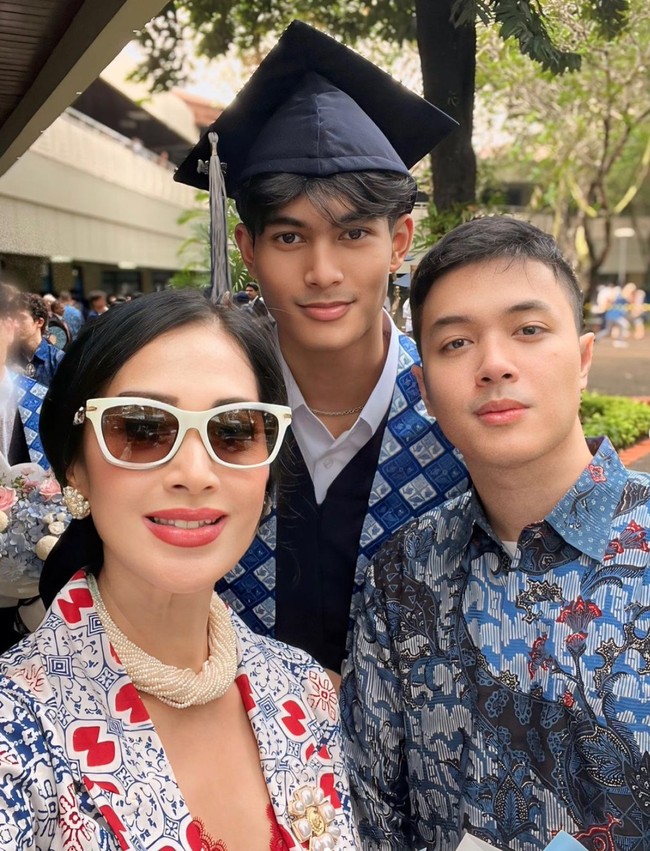 Melalui akun Instagram pribadinya Diah Permatasari membagikan momen putranya, Marco, saat wisuda SMA. Marco diketahui merupakan anak kedua Diah setelah Marcello Renara Djatmiko. Foto: Instagram/@dps_diahpermatasari