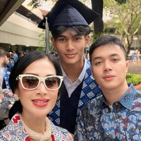 Melalui akun Instagram pribadinya Diah Permatasari membagikan momen putranya, Marco, saat wisuda SMA. Marco diketahui merupakan anak kedua Diah setelah Marcello Renara Djatmiko. Foto: Instagram/@dps_diahpermatasari