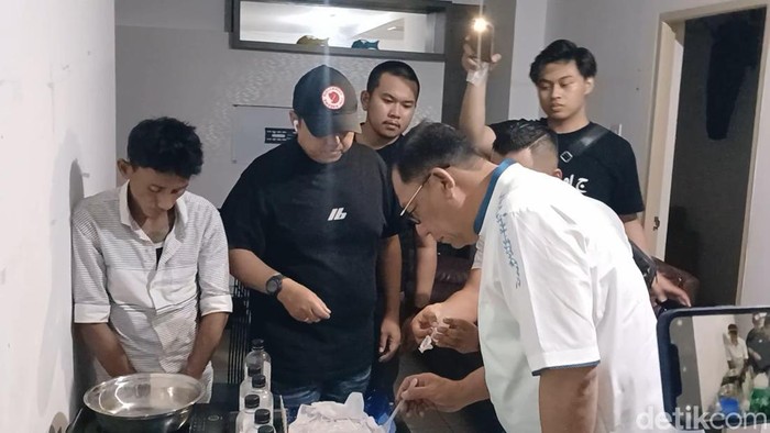 Ditresnarkoba Polda Kepri gerebek home industri pembuatan sabu cair di sebuah apartemen di Batam. (Foto: Alamudin Hamapu/detikSumut).
