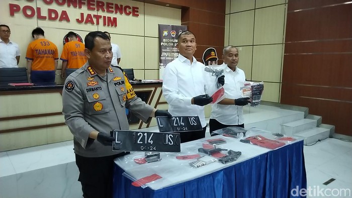 Dua dari 3 pelaku penembakan misterius dengan airsoft gun di Surabaya dan Sidoarjo. Satu lagi masih anak-anak.