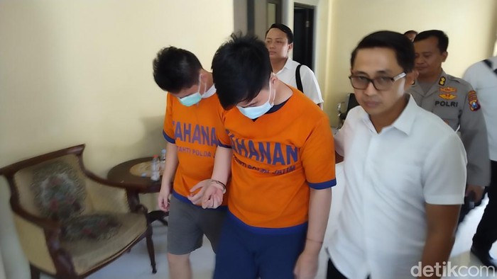 Dua dari 3 pelaku penembakan misterius dengan airsoft gun di Surabaya dan Sidoarjo. Satu lagi masih anak-anak.