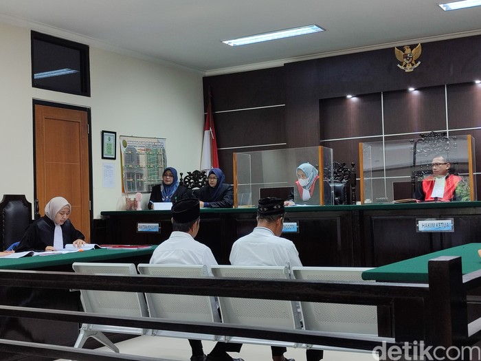 Dua terdakwa kasus penilapan uang retribusi Tempat Pelelangan Ikan (TPI) Binuangeun, Lebak (Foto: Bahtiar Rifai/Lebak)