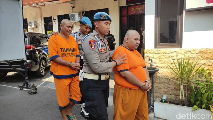 Dua tersangka pungli pengurusan KTP secara kilat di Dispendukcapil Malang.