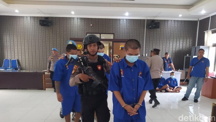 Tiga tersangka duel maut yang terjadi di Lapangan Nguwet Kranggan Temanggung saat dihadirkan dalam konferensi pers, Senin (27/5/2024).